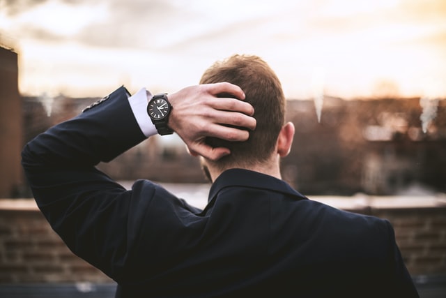 joycoast-wood-watches-sunglasses-bA2X_QK1eUU-unsplash Prezenty ktorych nie lubia mezczyzni
