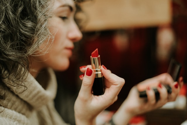 daria-gordova-ZjotkOqthsw-unsplash Pomadka do ust
