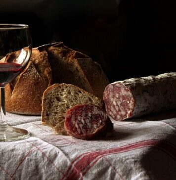 Co się dodaje do swojskiej kiełbasy?